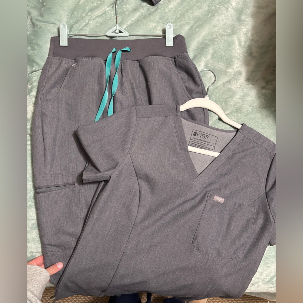 NWOT FIGS Charcoal V-neck Scrub Top & High Waisted Jogger SET (size S)